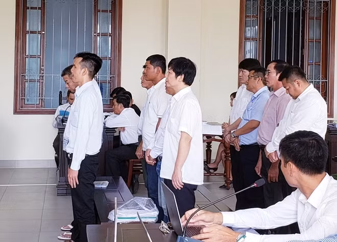 Các bị cáo liên quan đến vụ án tại phiên tòa phúc thẩm.