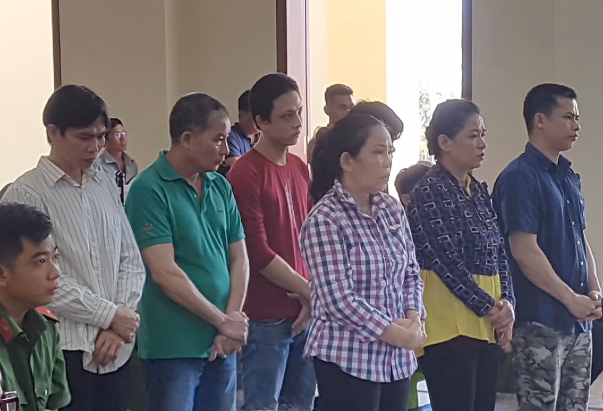 Thuê người phóng hỏa đốt ôtô khiến cha ruột tử vong