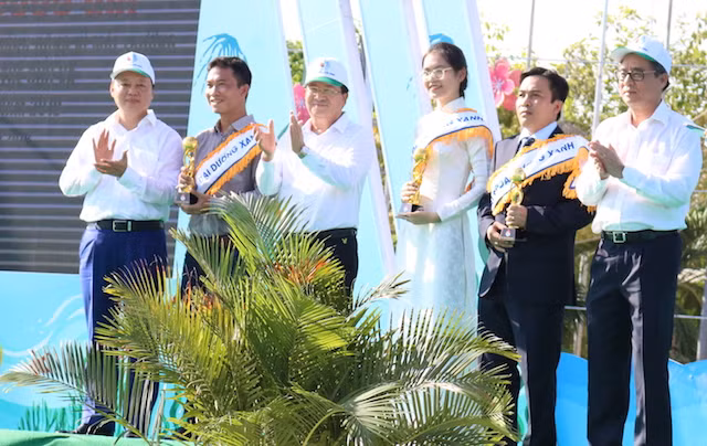 Phó Thủ tướng và lãnh đạo Bộ TNMT trao danh hiệu "Đại sứ Đại dương xanh" đã được trao cho 3 gương mặt tiêu biểu. Phó Thủ tướng và lãnh đạo Bộ TNMT trao danh hiệu "Đại sứ Đại dương xanh" đã được trao cho 3 gương mặt tiêu biểu.