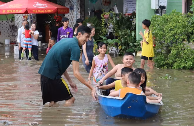 Trẻ em nô đùa trên phố trong những ngày triều cường.