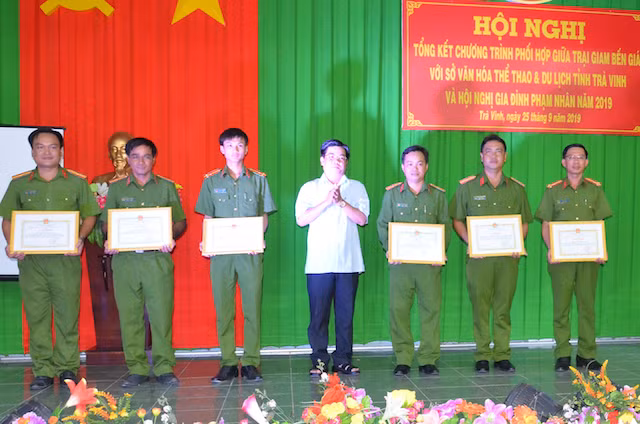 Cục Cảnh sát quản lý trại giam, cơ sở giáo dục bắt buộc, trường giáo dưỡng và Sở Văn hóa, thể thao và du lịch tỉnh Trà Vinh trao tặng giấy khen cho 5 tập thể, 10 cá nhân có thành tích xuất sắc trong việc thực hiện chương trình phối hợp.