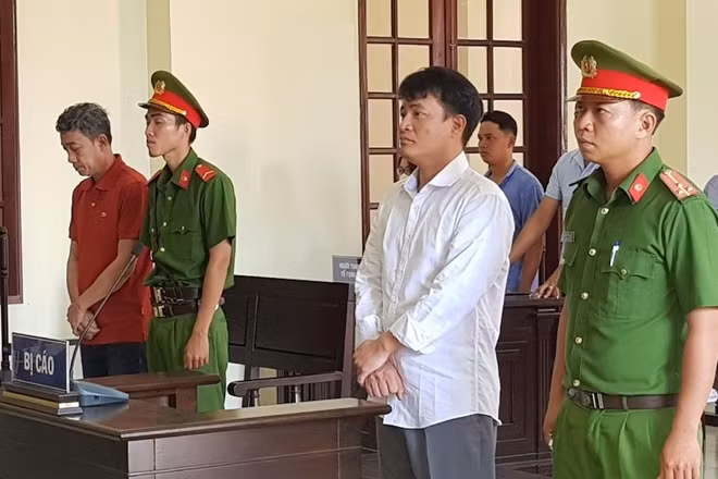 Bị cáo Uần (áo trắng) và Dũng (áo đỏ).