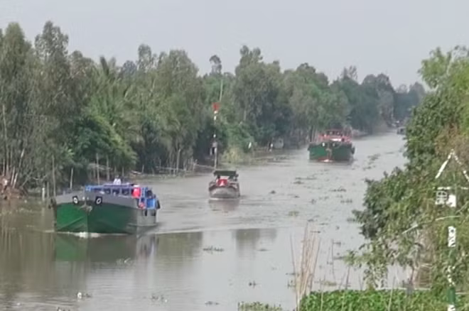Ngành giao thông Đồng Tháp đang nỗ lực thông tuyến, tạo điều kiện cho phương tiện thuỷ lưu thông trên kênh Tháp Mười.