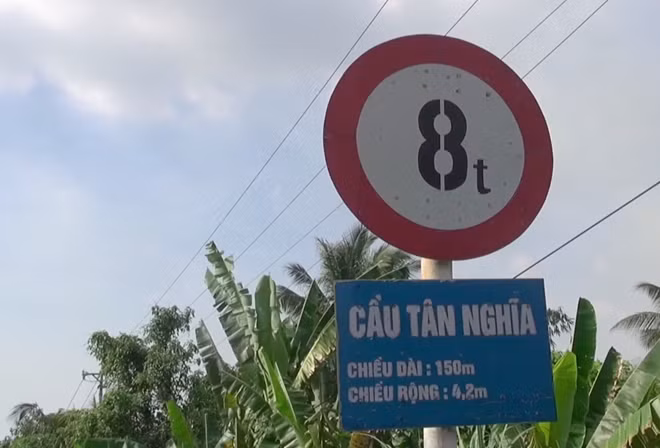 Bảng thông báo tải trọng cho phép qua cầu.