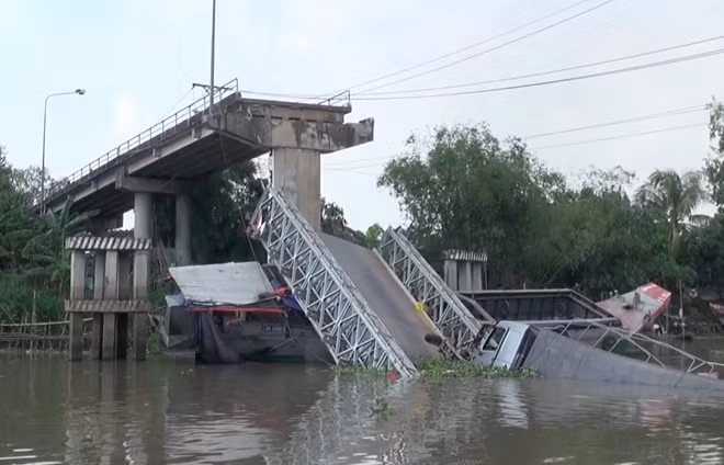 Hiện trường vụ sập cầu.