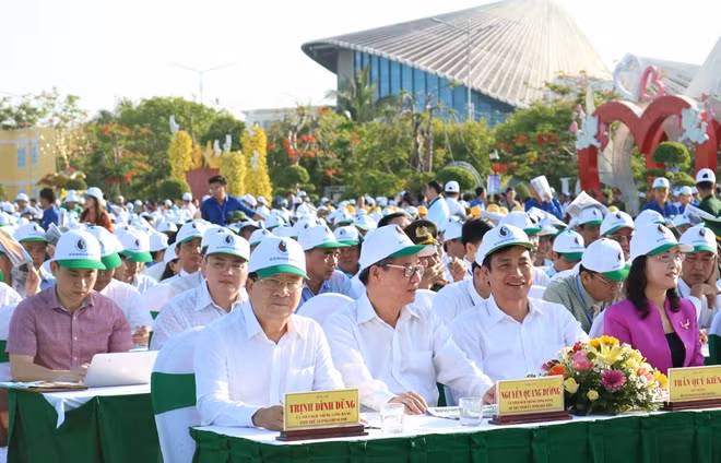 Các đồng chí lãnh đạo dự lễ phát động Tuần lễ Biển và Hải đảo Việt Nam.