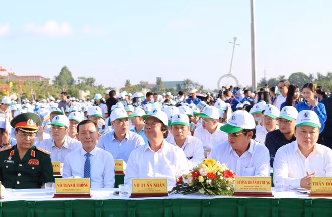 Các đại biểu, lãnh đạo bộ, ngành dự lễ.