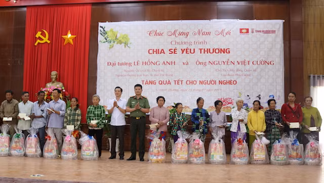 Đại diện Báo CAND cùng lãnh đạo Văn phòng Tỉnh uỷ Kiên Giang trao quà Tết cho người dân huyện U Minh Thượng.