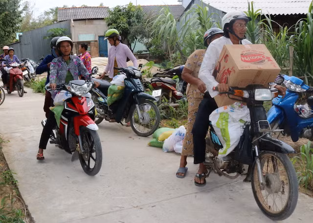Những phần quà tết được trao tặng, mong bà con đón tết sum vầy.