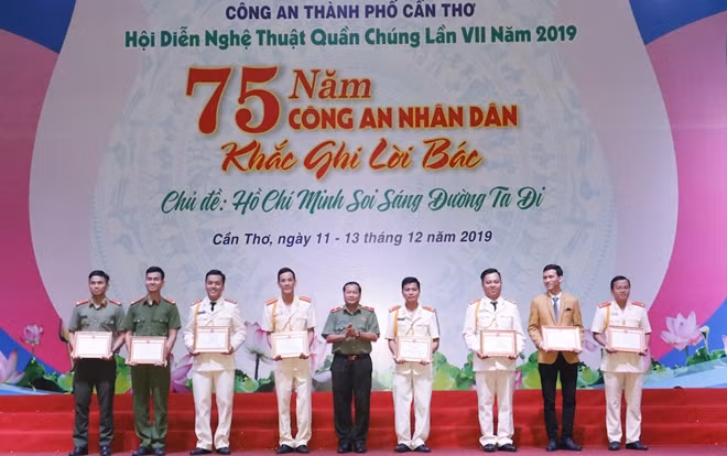 Thiếu tướng Nguyễn Văn Thuận, Giám đốc Công an TP Cần Thơ tặng giấy khen cho cá nhân, tập thể có tiết mục xuất sắc.