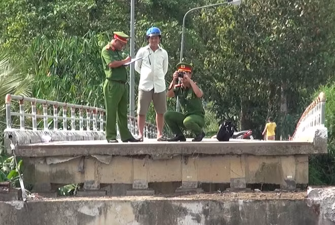 Cảnh sát tiến hành lập biên bản, điều tra.