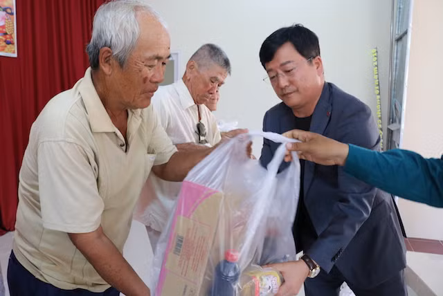 Ông Lee Keon Seob, Chủ tịch Tập đoàn VN One JSC (TP Hồ Chí Minh) trao quà cho người dân.