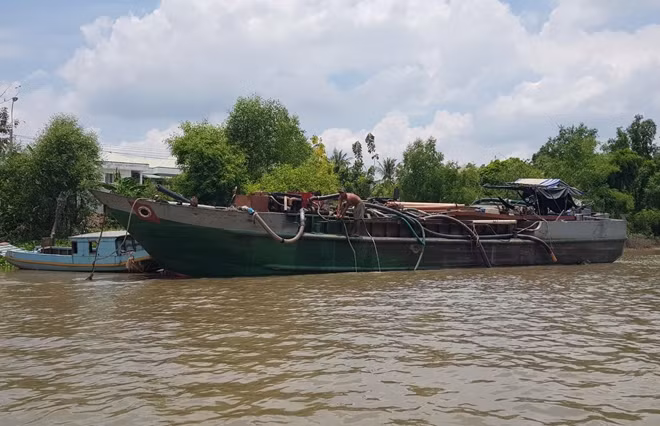 Hai ghe sắt bị bắt giữ.