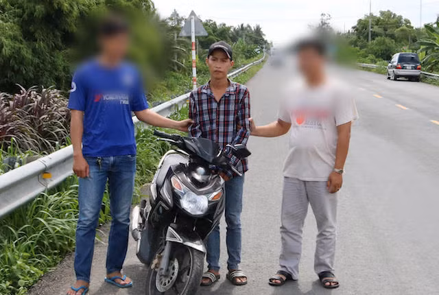Cảnh bị người dân vây bắt.