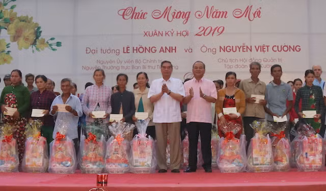 Đại tướng Lê Hồng Anh, nguyên Bộ trưởng Bộ Công an; ông Nguyễn Việt Cường, Chủ tịch HĐQT Tập đoàn Phú Cường trao quà cho người dân huyện Vĩnh Thuận.