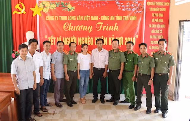 Đoàn công tác chụp ảnh lưu niệm với chính quyền địa phương.