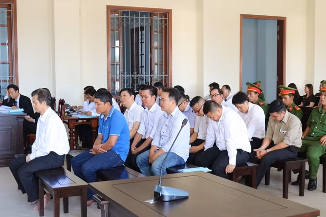 Nhóm các bị cáo tại phiên toà.
