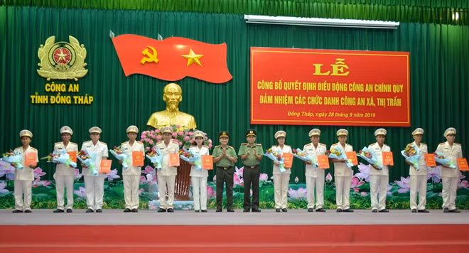Đại tá Nguyễn Văn Hiểu, Giám đốc và Đại tá Võ Ngọc Hữu, Phó Giám đốc Công an tỉnh Đồng Tháp trao quyết định điều động cán bộ về nhận công tác tại Công an xã, thị trấn.