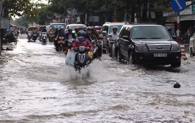Tại khu vực giao nhau giữa Nguyễn Văn Cừ với Cách Mạng Tháng Tám đến vòng xoay Hùng Vương ngập nặng, các phương tiện di chuyển rất khó khăn, gây ùn tắc cục bộ. Tuyến đường từ Mậu Thân vòng sang Nguyễn Văn Cừ đến khu vực cầu Cồn Khương, ngập sâu. Hàng loạt phương tiện chết máy, khi lưu thông qua đoạn ngập nước.