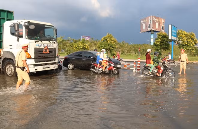 Công an TP Cần Thơ đã huy động cán bộ chiến sĩ túc trực, hỗ trợ người dân qua các tuyến đường ngập nước.