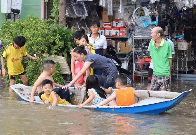 Trên sông Cửu Long, kết hợp giữa triều cường cao và nước từ thượng nguồn về nên mực nước tại các trạm trên dòng sông chính ở mức cao hơn báo động III từ 0,2 đến 0,3 m.
