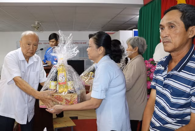 Ông Lê Hùng Trúc, nguyên Giám đốc Công an TP Cần Thơ, Chủ tịch Hội về nguồn TP Cần Thơ trao quà cho người dân tại phường Cái Khế (Ninh Kiều).