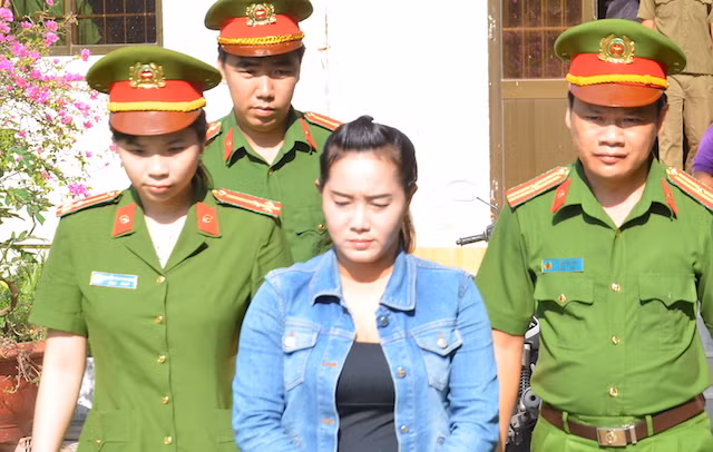 Cơ quan CSĐT Công an tỉnh Trà Vinh thi hành lệnh bắt tạm giam Nguyễn Thị Nương.