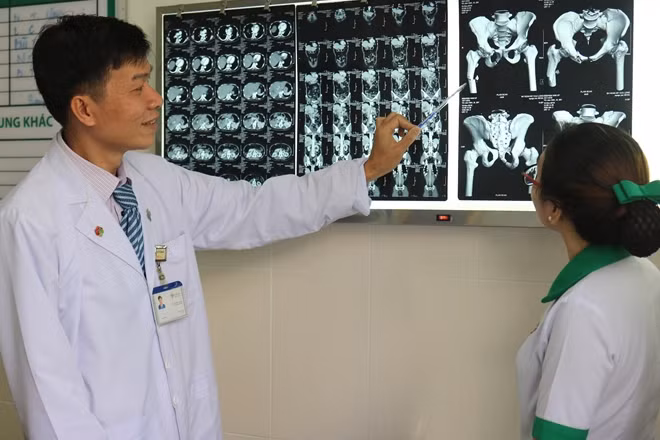 Bác sĩ kiểm tra hình ảnh chuẩn đoán của bệnh nhân.
