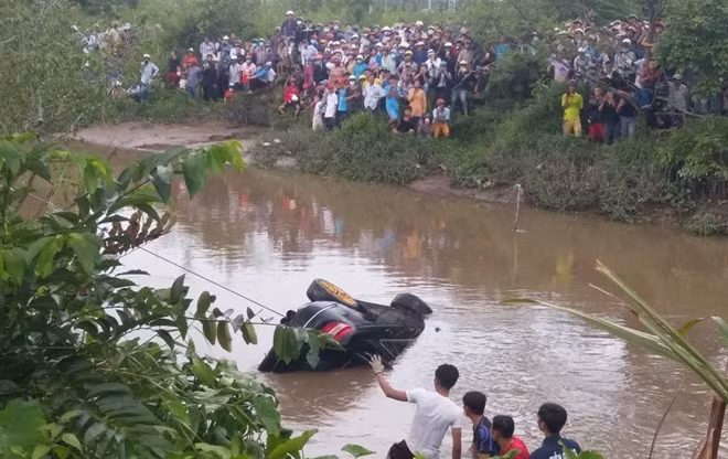 Chiếc ôtô bị rơi xuống con rạch.