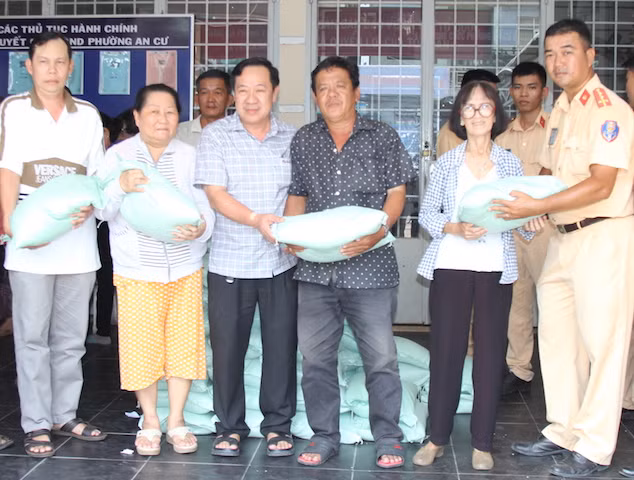 Những phần quà thiết thực được trao tận tay người dân. Những phần quà thiết thực được trao tận tay người dân.