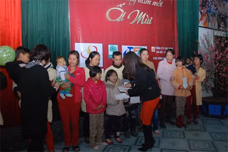 Cùng với Báo CAND, nhiều tổ chức, cá nhân cũng tặng quà, suất ăn miễn phí ngày Tết cho các bệnh nhi và người nhà như Quỹ Thiện tâm (Tập đoàn Vingroup), Tổng Công ty xây dựng Hà Nội, nhà báo Lê Bình… Cùng với Báo CAND, nhiều tổ chức, cá nhân cũng tặng quà, suất ăn miễn phí ngày Tết cho các bệnh nhi và người nhà như Quỹ Thiện tâm (Tập đoàn Vingroup), Tổng Công ty xây dựng Hà Nội, nhà báo Lê Bình…