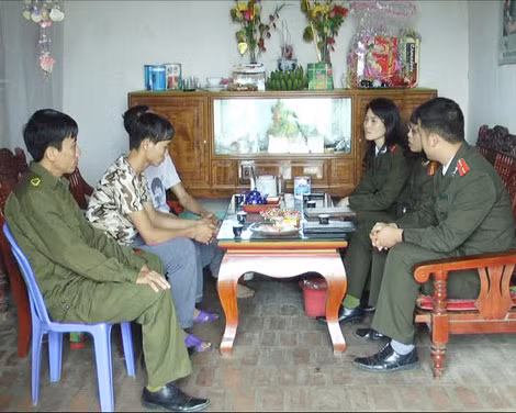 Công an huyện Hạ Hòa (Phú Thọ) tuyên truyền người dân cảnh giác không bị dụ dỗ xuất cảnh trái phép.