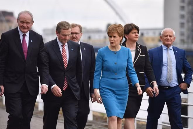 Bà Nicola Sturgeon (đầm xanh).