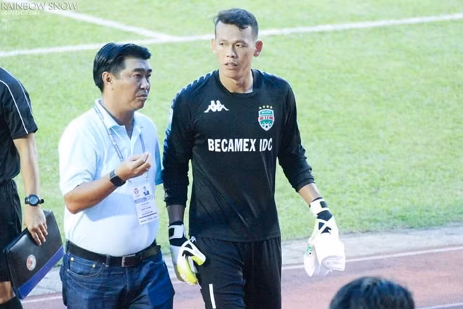 HLV Trần Minh Chiến và thủ môn Tấn Trường
