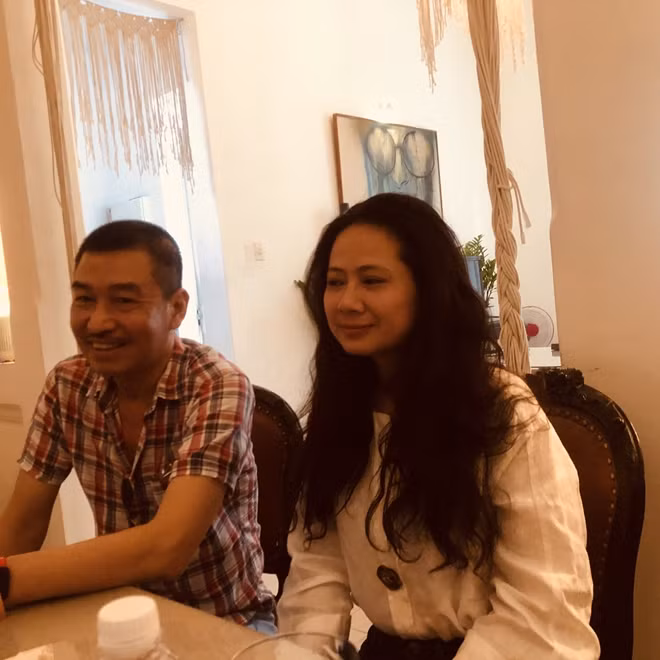 Giang Trang và hoạ sỹ Lê Thiết Cương ở buổi ra mắt 'Lênh đênh nhớ phố' tại quán Trịnh.