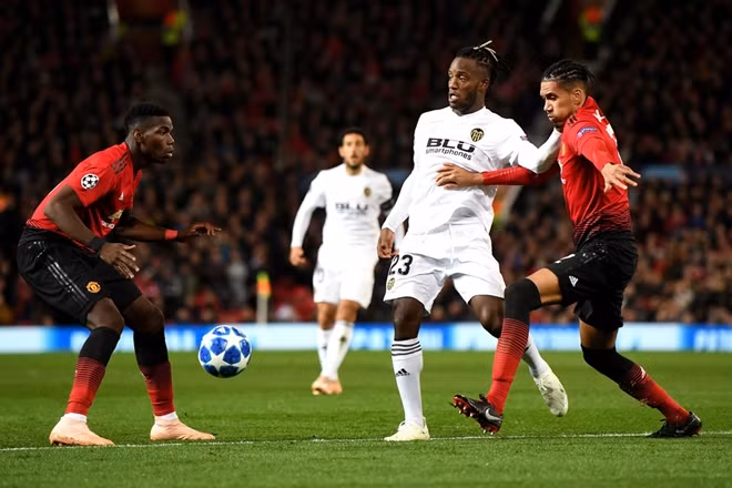 Smalling trong một pha tranh chấp
