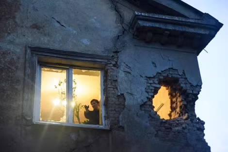 Một ngôi nhà bị dính đạn pháo trong các cuộc giao tranh mới bùng phát ở Ukraine. Một ngôi nhà bị dính đạn pháo trong các cuộc giao tranh mới bùng phát ở Ukraine.