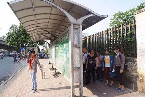 Bến xe buýt trên đường Phạm Hùng (Hà Nội) khi nhiệt độ lên tới 40 độ C. Ảnh: Giang Huy.
