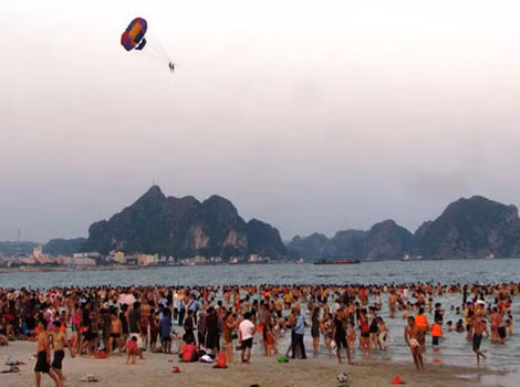 Nắng nóng, đông nghịt người kéo nhau ra biển Bãi Cháy (Quảng Ninh). Ảnh: Minh Cương.