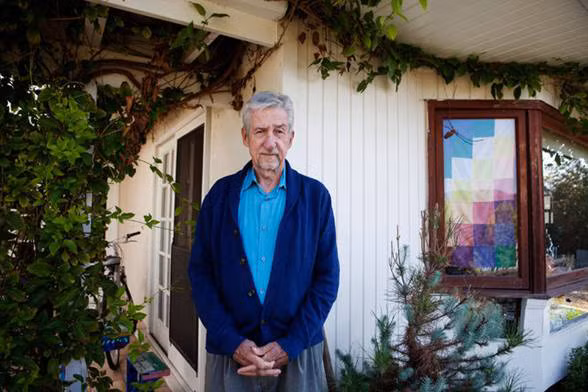 Ông Tom Hayden.