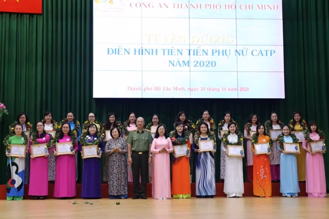 Lãnh đạo Công an TP Hồ Chí Minh trao tặng giấy khen cho các tập thể, cá nhân là những điển hình tiên tiến.
