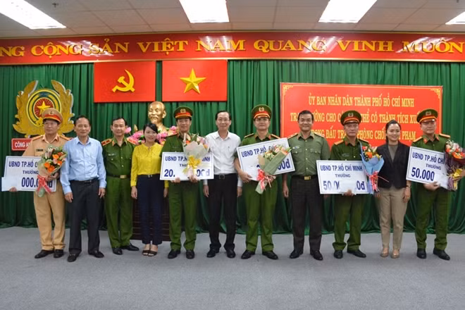 Đồng chí Lê Thanh Liêm trao khen thưởng đột xuất cho các tập thể.
