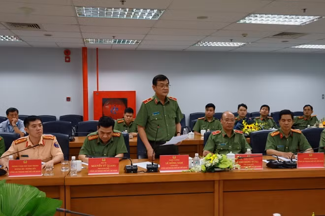 Thiếu tướng Lê Hồng Nam, Giám đốc Công an TP Hồ Chí Minh, phát biểu ý kiến tại buổi làm việc.