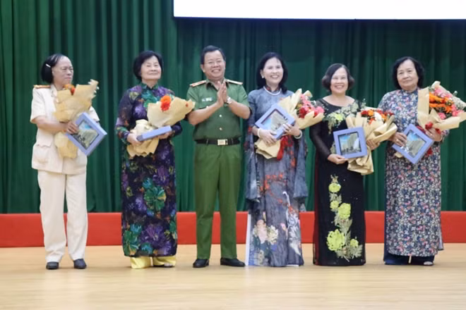 Thiếu tướng Trần Đức Tài, Phó Giám đốc Công an TP Hồ Chí Minh, biểu dương những kết quả các mặt công tác của Hội Phụ nữ Công an thành phố trong những năm qua.