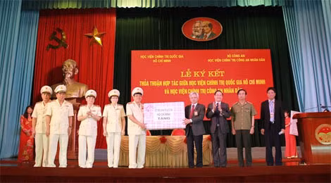 GS.TS Tạ Ngọc Tấn, Uỷ viên Trung ương Đảng, Giám đốc Học viện Chính trị Quốc gia Hồ Chí Minh tặng quà Học viện Chính trị CAND.