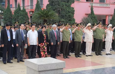 Thượng tướng Đặng Văn Hiếu, Uỷ viên Trung ương Đảng, Thứ trưởng Thường trực Bộ Công an; GS.TS Tạ Ngọc Tấn, Uỷ viên Trung ương Đảng, Giám đốc Học viện Chính trị Quốc gia Hồ Chí Minh cùng các đại biểu dâng hương trước tượng đài Chủ tịch Hồ Chí Minh.