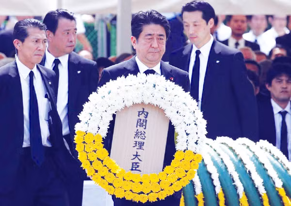 Thủ tướng Shinzo Abe tại Lễ tưởng niệm 70 năm Mỹ ném quả bom nguyên tử thứ hai xuống thành phố Nagasaki. Ảnh: Reuters.