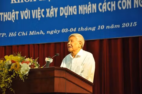 Nguyên Tổng Bí thư Lê Khả Phiêu: Văn học nghệ thuật phải góp phần đẩy lùi sự suy thoái đạo đức trong xã hội, góp phần vun đắp nhân cách con người.