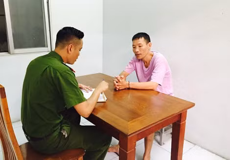 Cơ quan CSĐT Công an quận Hoàng Mai hỏi cung đối tượng Trường.