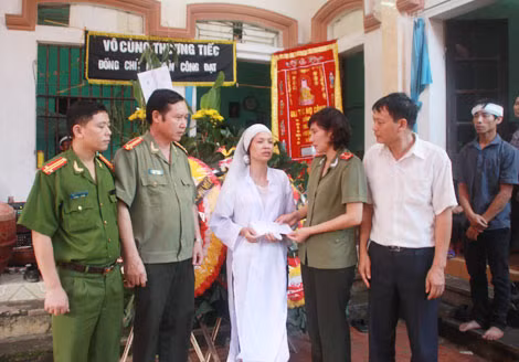 Đại diện Báo CAND trao số tiền hỗ trợ gia đình anh Đạt. Đại diện Báo CAND trao số tiền hỗ trợ gia đình anh Đạt.